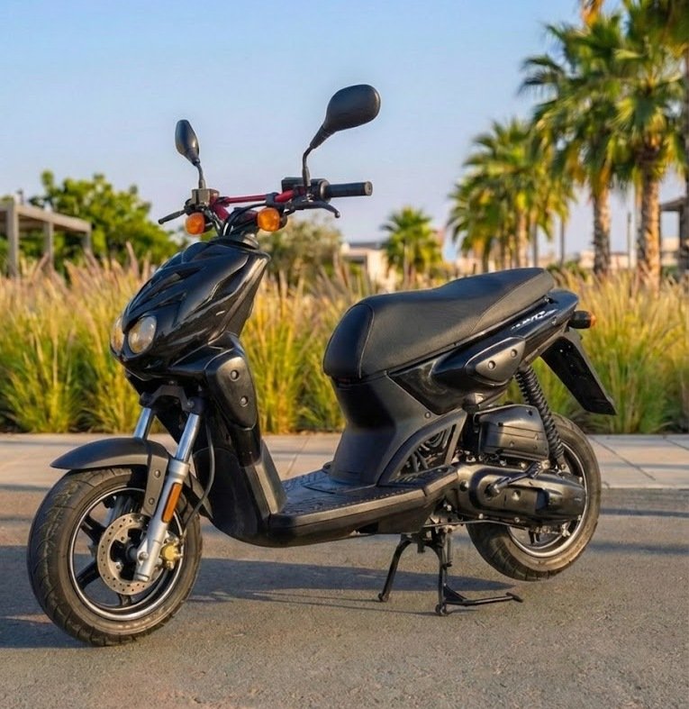 Scooter Yamaha Stunt 50cc noir à louer à Marrakech — 260 MAD/jour